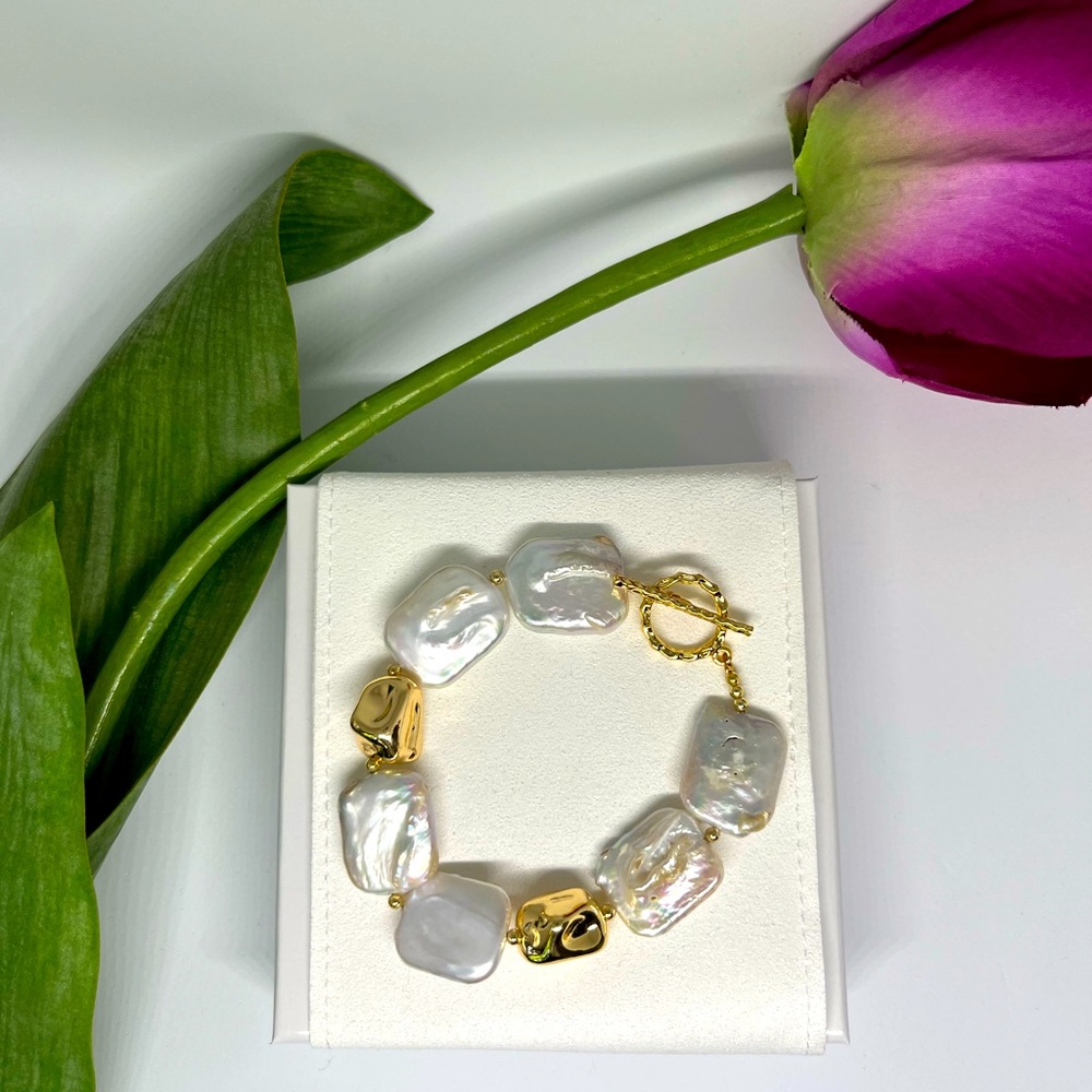 NATURAL PEARL BRACELET WITH GOLD BEADS AND GOLD TOGGLE CLASP